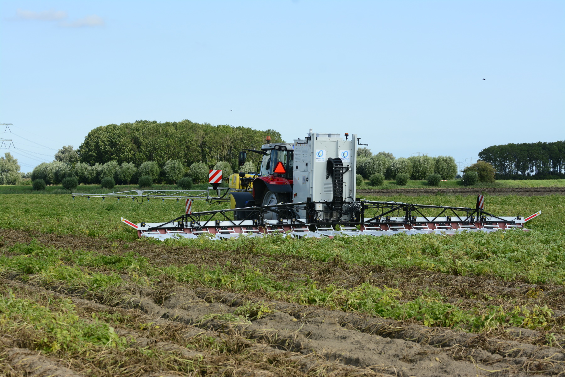Aardappelloof doden met vier Nucrop-machines | LandbouwMechanisatie