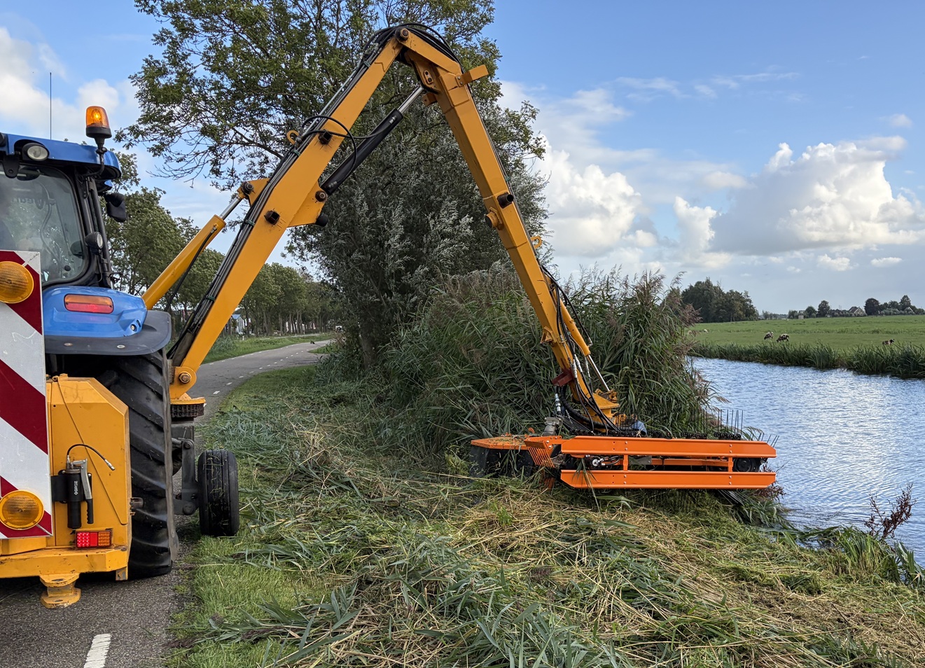ACA Machinery combineert maaiarm met schijvenmaaier en bandhark | Tuin en Park Techniek