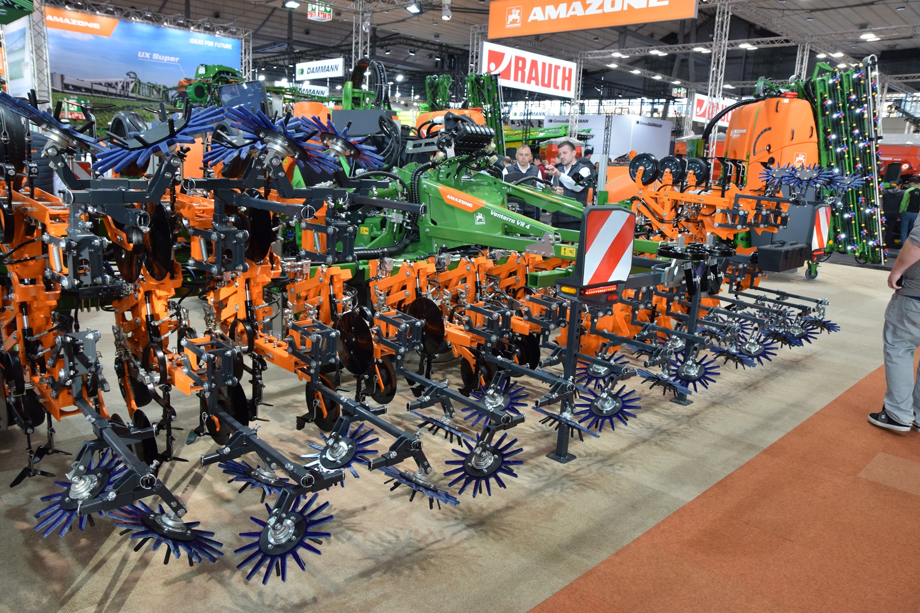 Agritechnica 2025: Amazone vernieuwt grootste Venterra-schoffelmachine | LandbouwMechanisatie