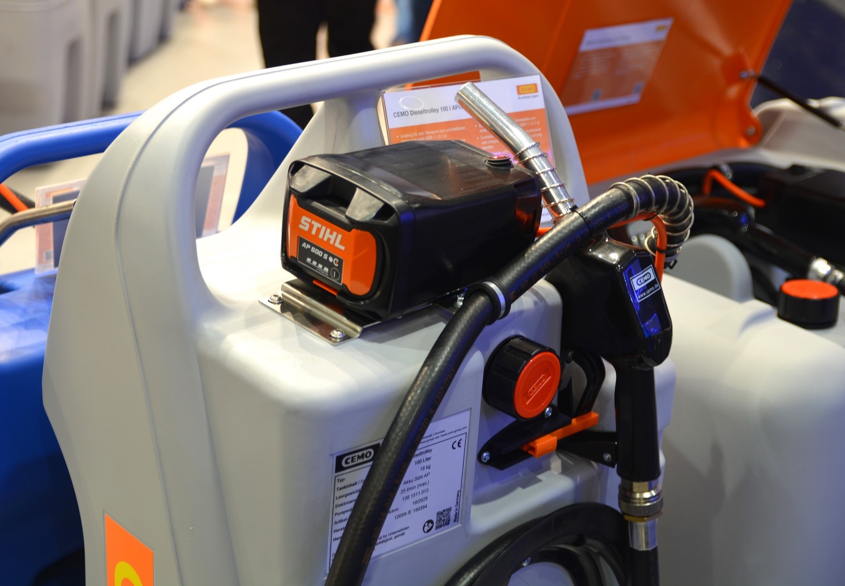 Agritechnica 2025: Cemo gebruikt Stihl-accu’s op mobiele dieseltanks | Tuin en Park Techniek