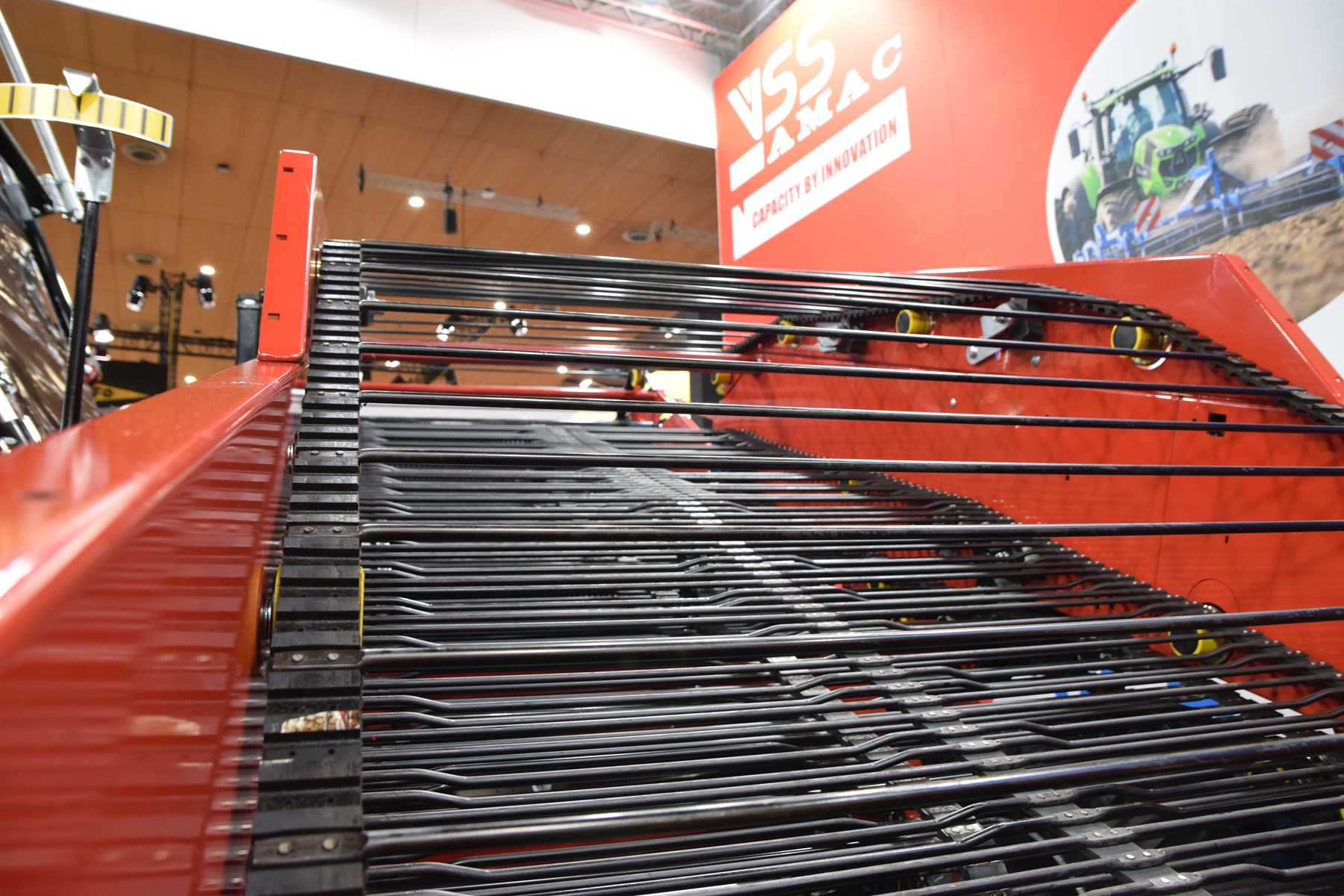 Agritechnica 2025: Doorvalmat op VSS Amac-uienlader | LandbouwMechanisatie