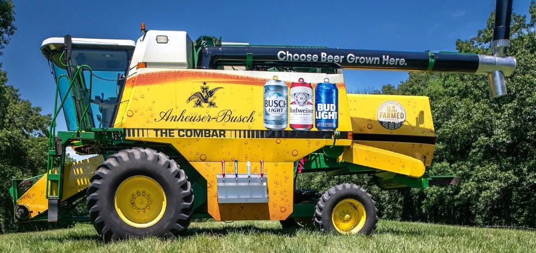 Amerikaanse bierbrouwer gebruikt omgebouwde maaidorser als zelfrijdende biertap | LandbouwMechanisatie Amerikaanse bierbrouwer gebruikt omgebouwde maaidorser als zelfrijdende biertap | LandbouwMechanisatie