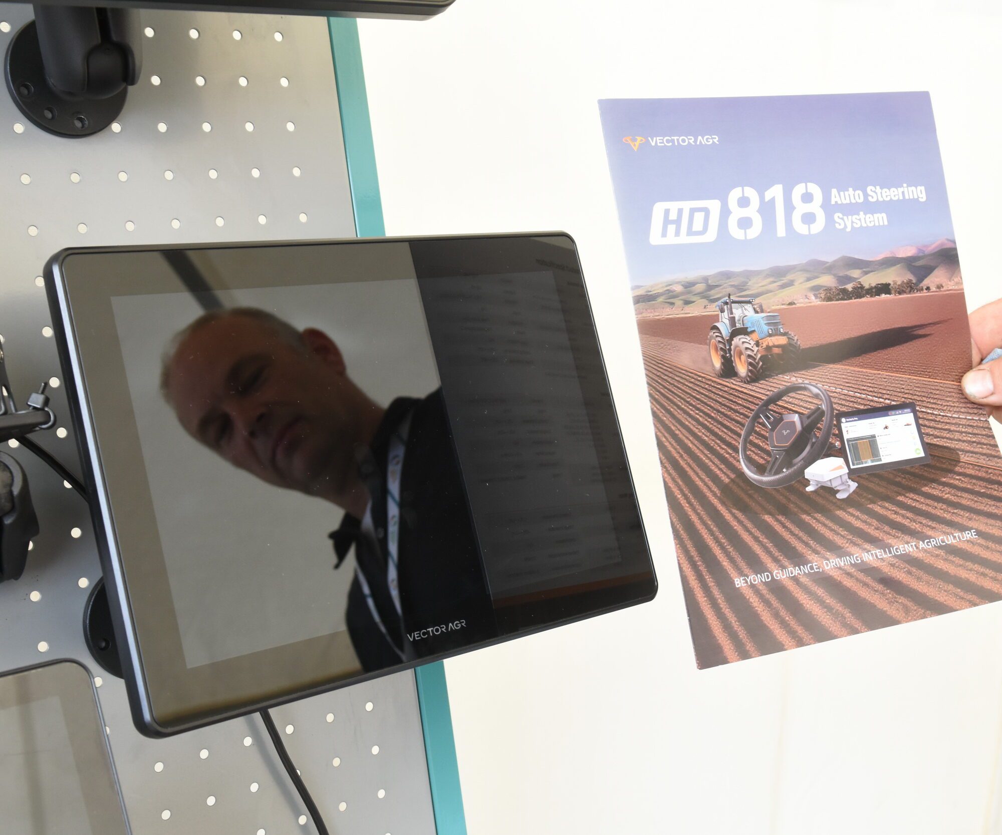 ATH 2026: VectorAGR gps-systeem heeft compact stuur en toont meerdere camera's | LandbouwMechanisatie ATH 2026: VectorAGR gps-systeem heeft compact stuur en toont meerdere camera's | LandbouwMechanisatie