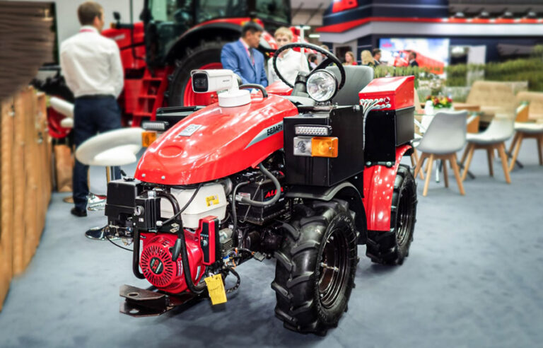 Autonome compacte kniktrekker van Belarus | Tuin en Park Techniek