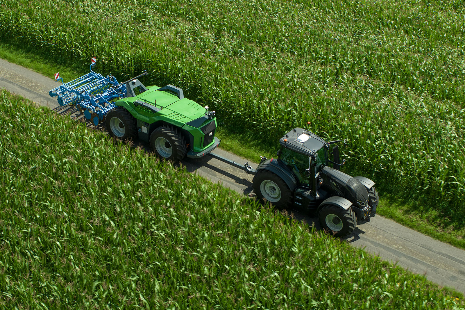 Autonome trekker van Krone en Lemken met trekboom over de weg vervoeren | LandbouwMechanisatie