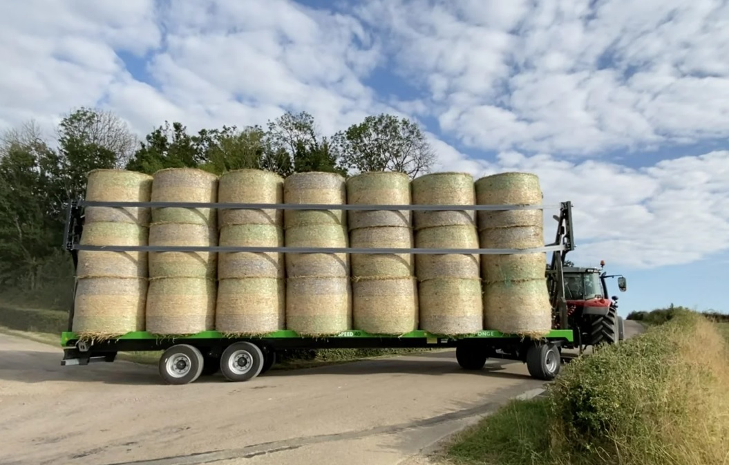 Balenwagen met hydraulische spanbanden | Veehouderij Techniek