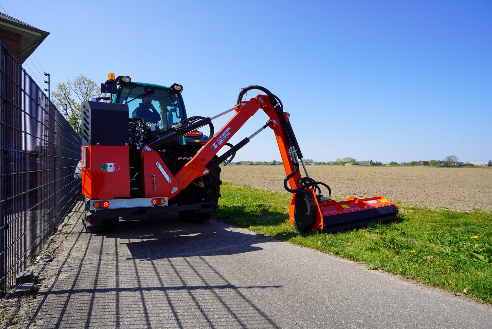 Boxer introduceert armmaaier met 2 meter brede klepelbak | Tuin en Park Techniek