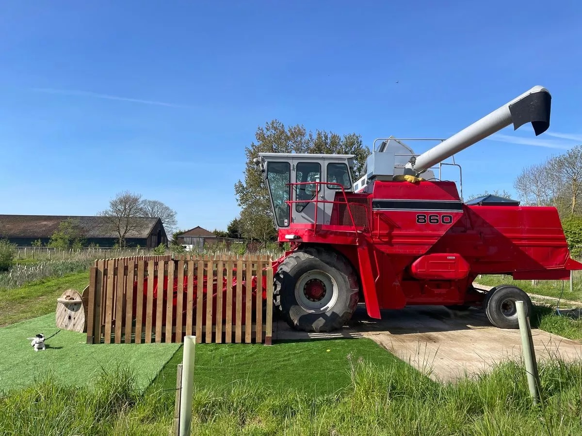 Britse Boer bouwt maaidorser om tot vakantiehuis | LandbouwMechanisatie