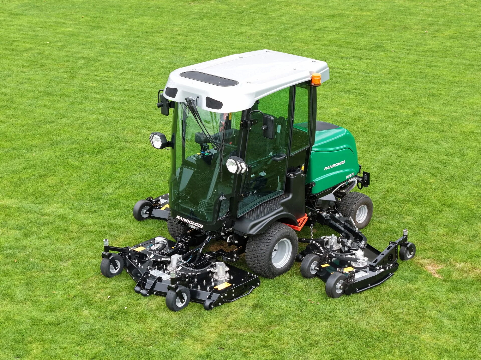 Cabine blinkt uit op nieuwe Ransomes MP670 | Tuin en Park Techniek