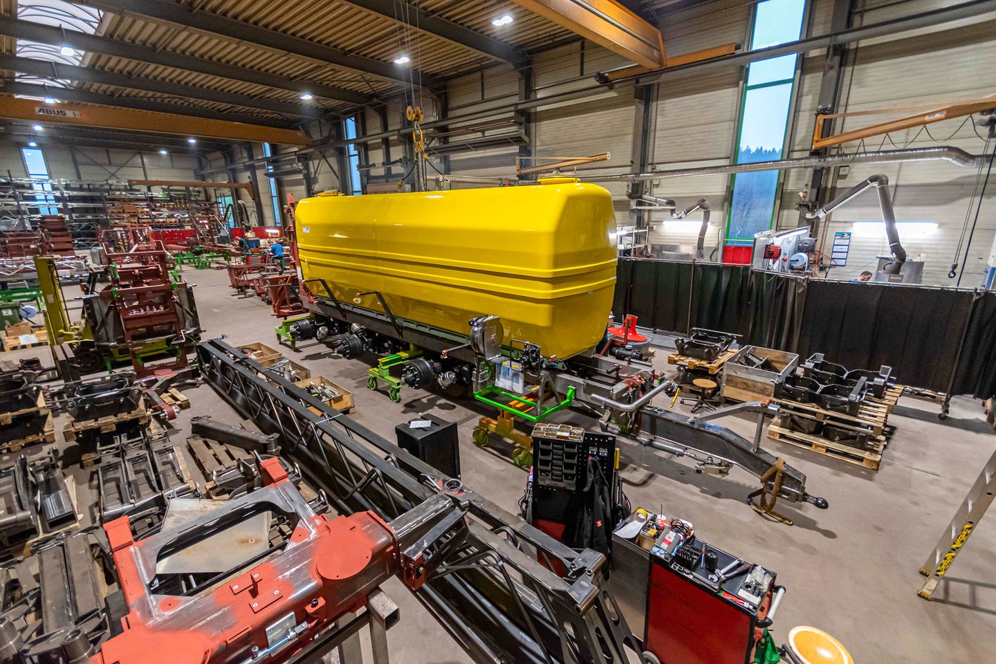 Dammann bouwt prototype van getrokken veldspuit met drie assen | LandbouwMechanisatie