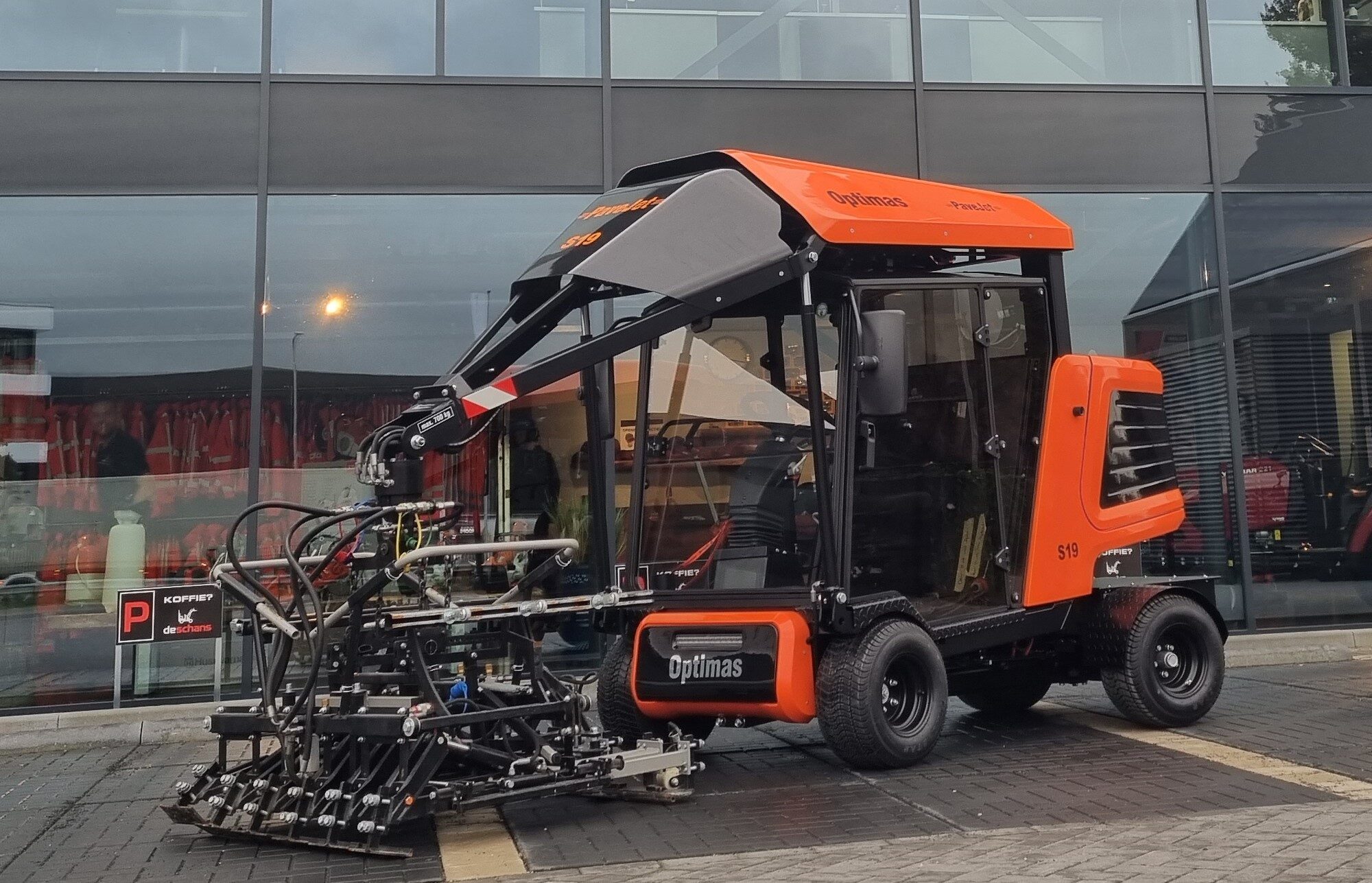 De Schans elektrificeert bestratingsmachine voor Optimas | Tuin en Park Techniek