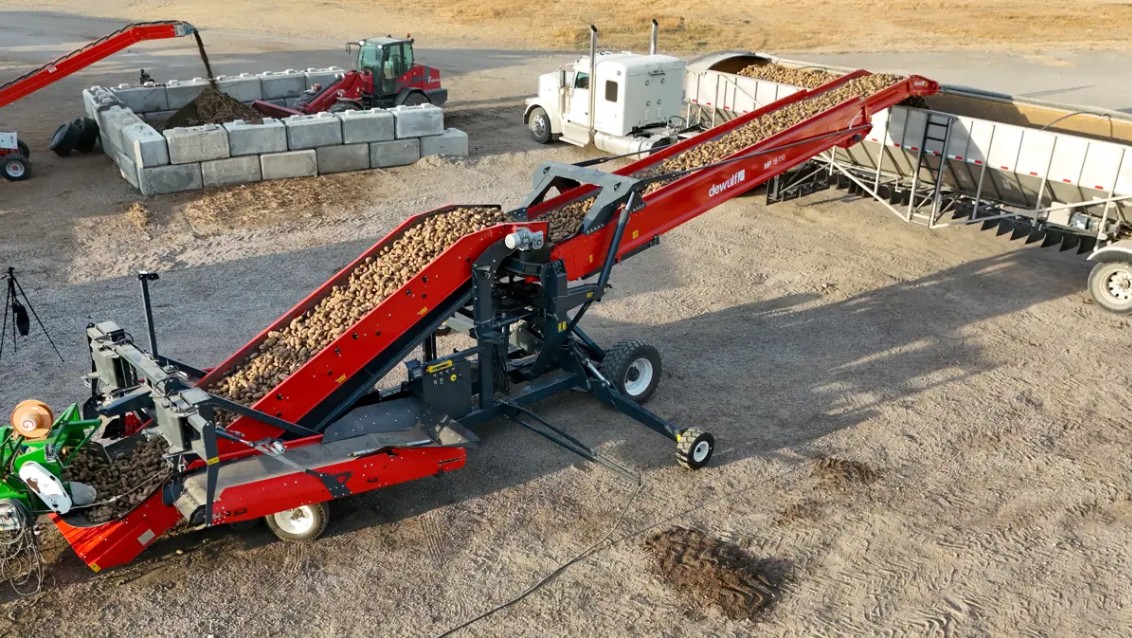 Dewulf-hallenvuller met grote capaciteit | LandbouwMechanisatie