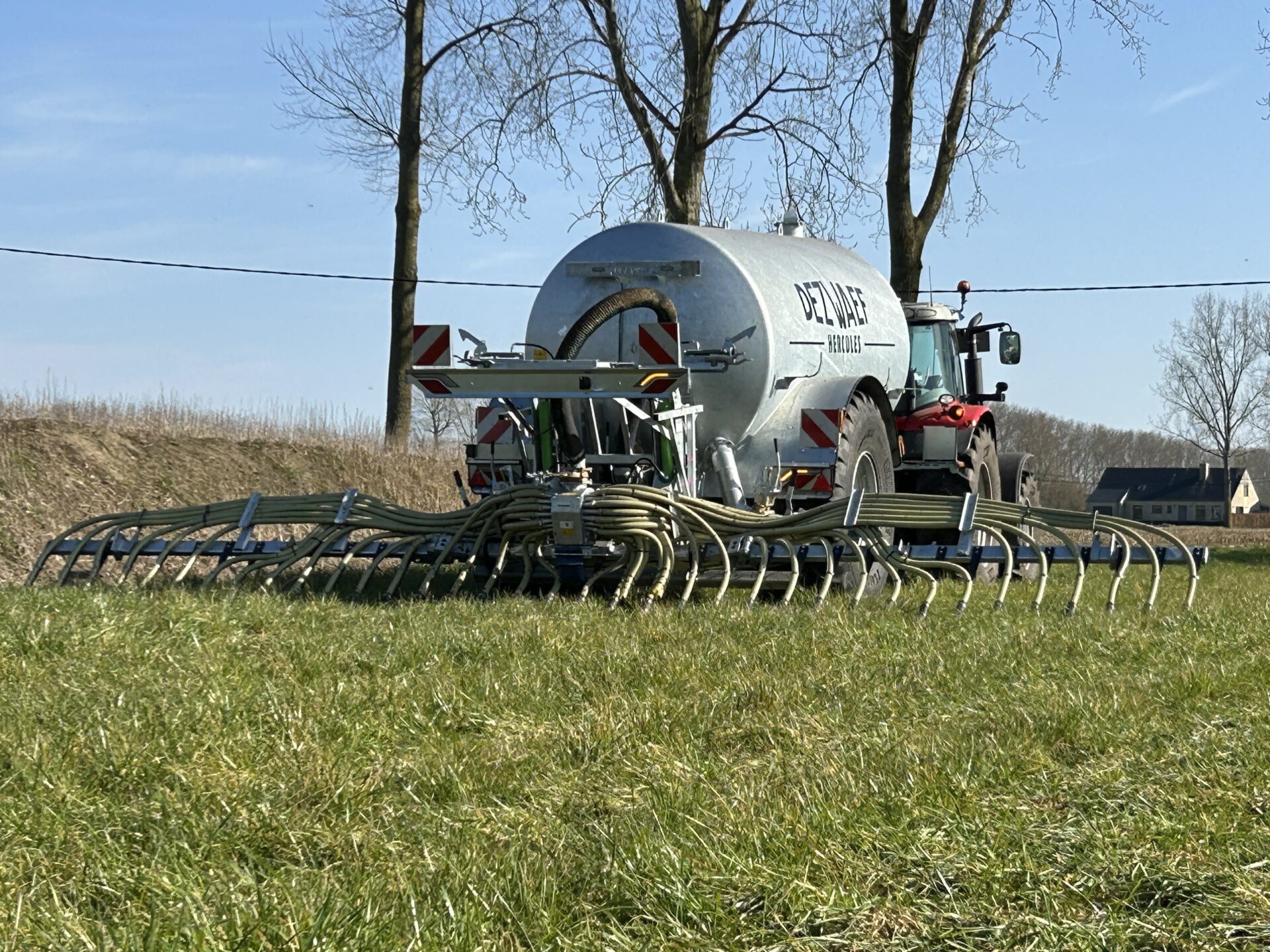 Dezwaef bouwt sleufkouterbemester voor lichte tank | Veehouderij Techniek