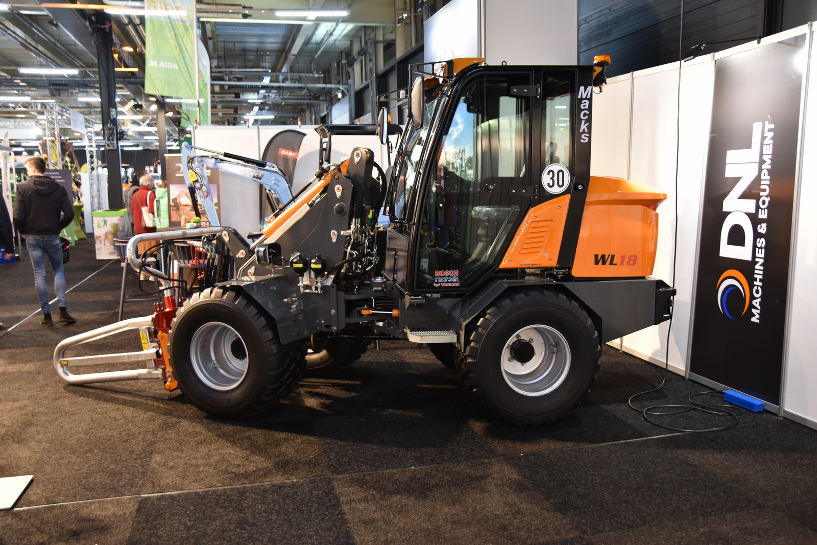 DNL Machines gaat Macks minishovels importeren | Mechaman