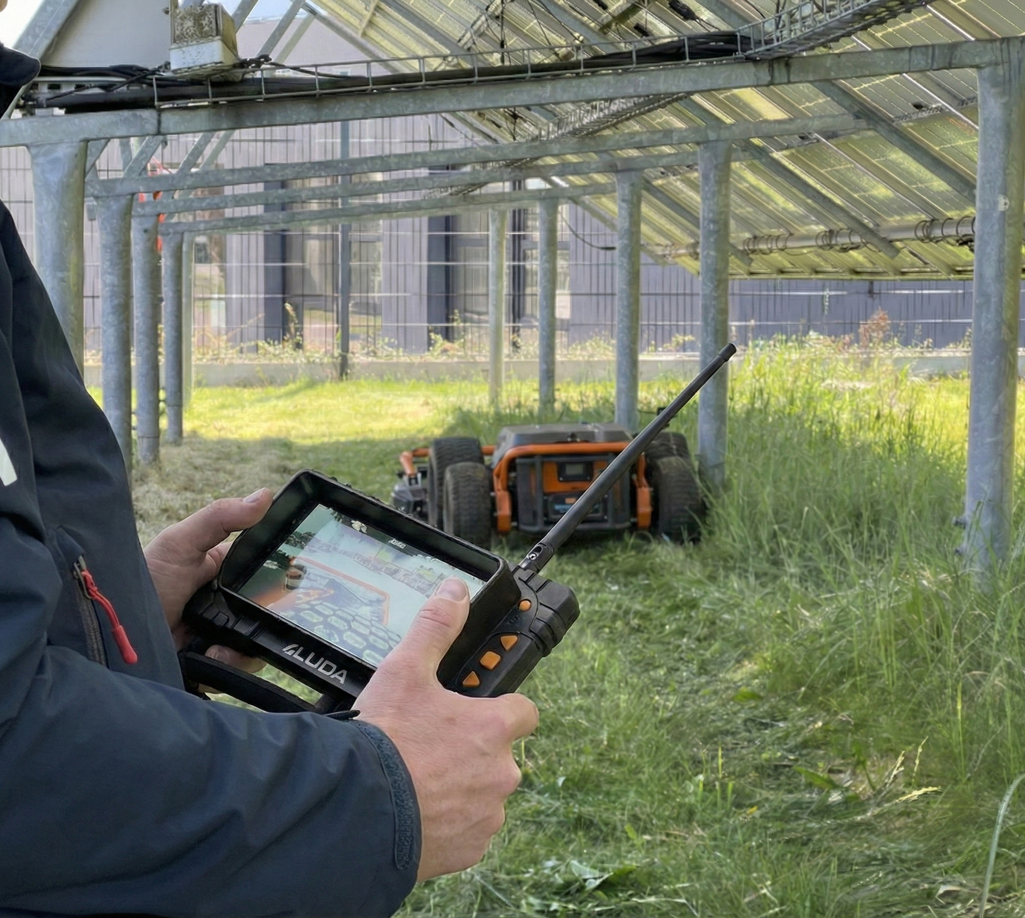 Draadloze camera op Raymo-maaier verbetert zicht onder zonnepanelen | Tuin en Park Techniek
