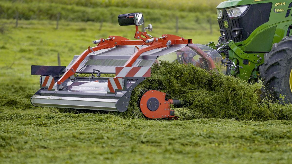 Drie meter Kuhn bandhark hangt voor de trekker | Veehouderij Techniek