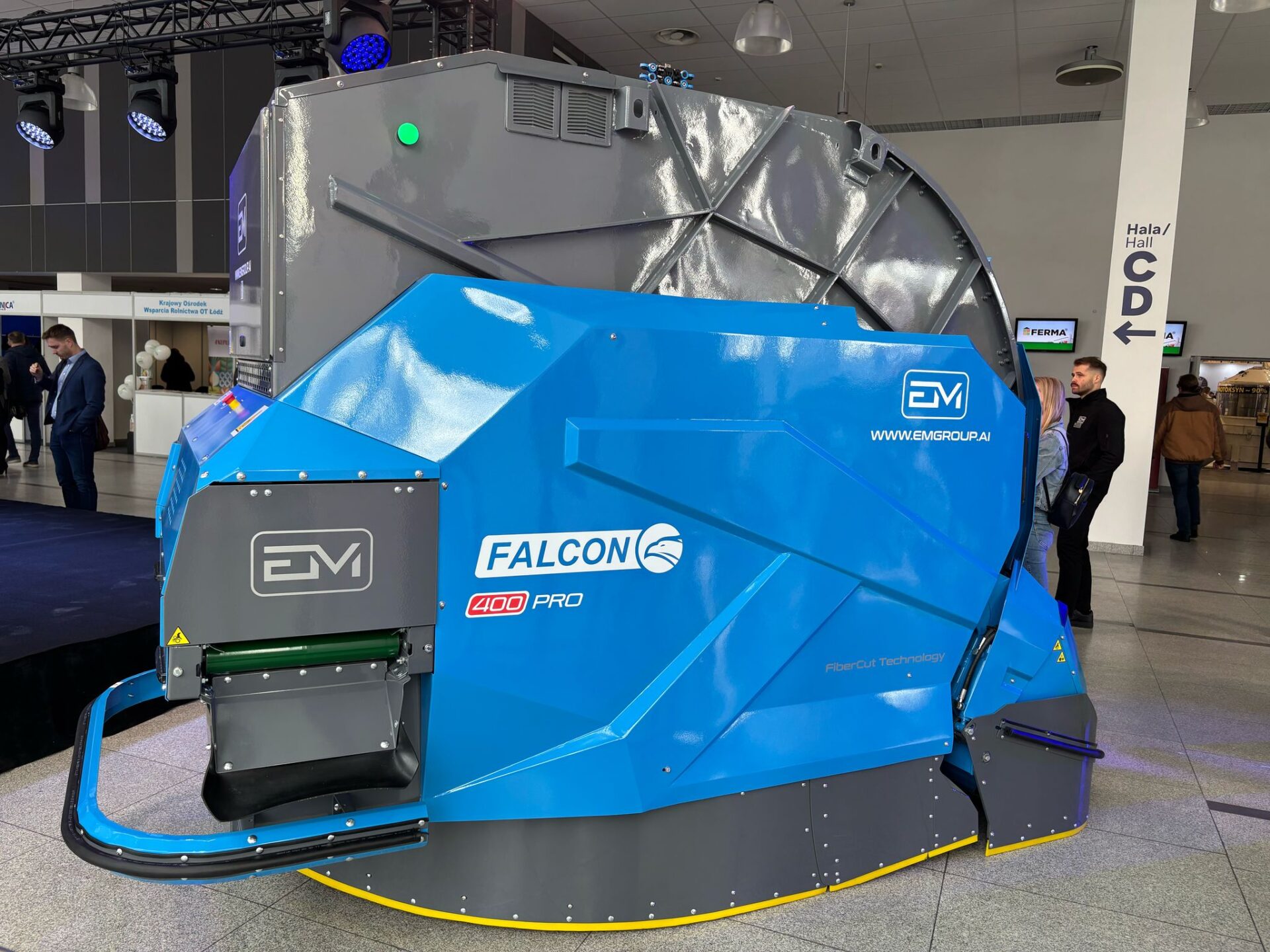 Euromilk komt met voerrobot die zelf uitkuilt | Veehouderij Techniek