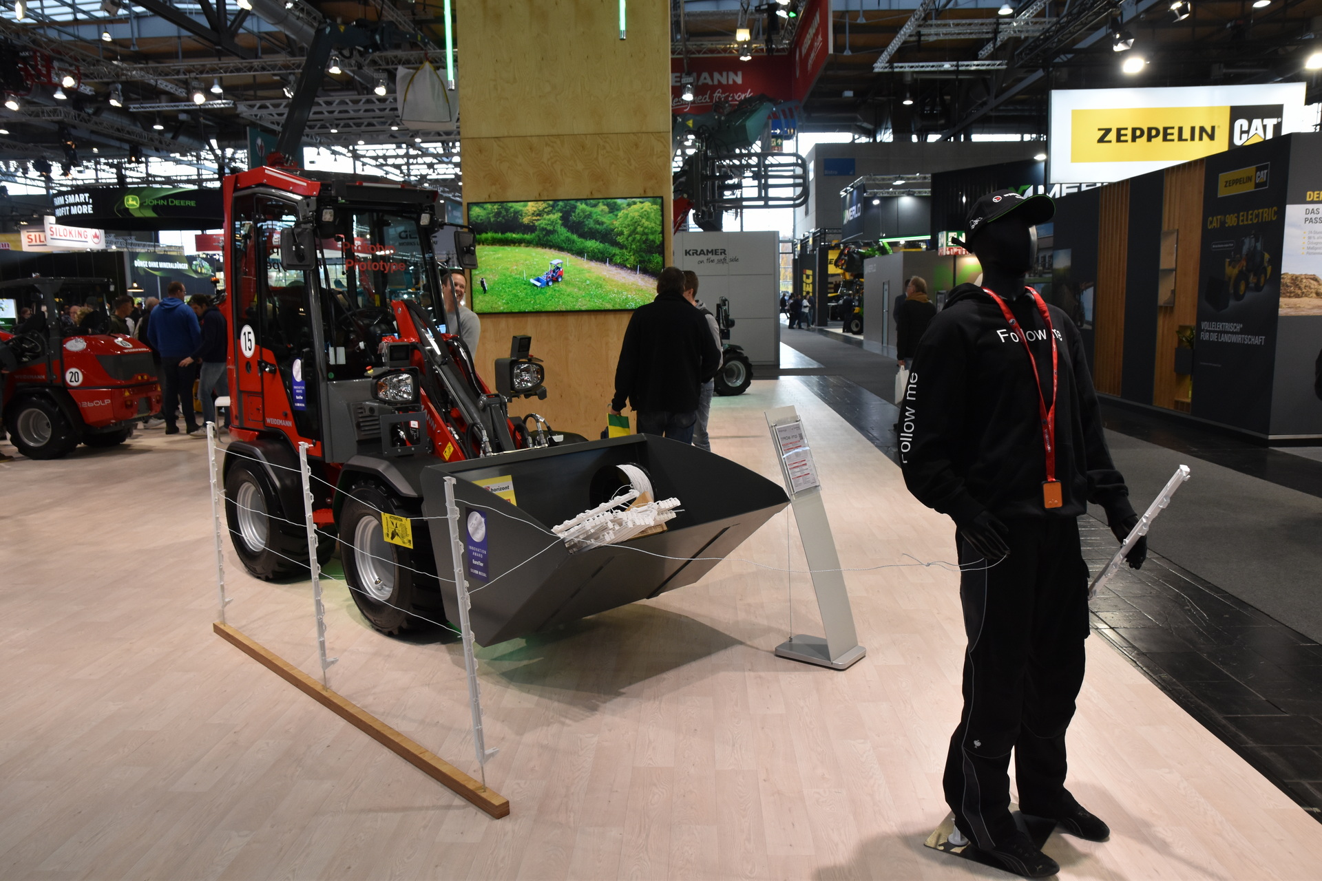 Eurotier 2024: Weidemann-minishovel volgt veehouder | Veehouderij Techniek