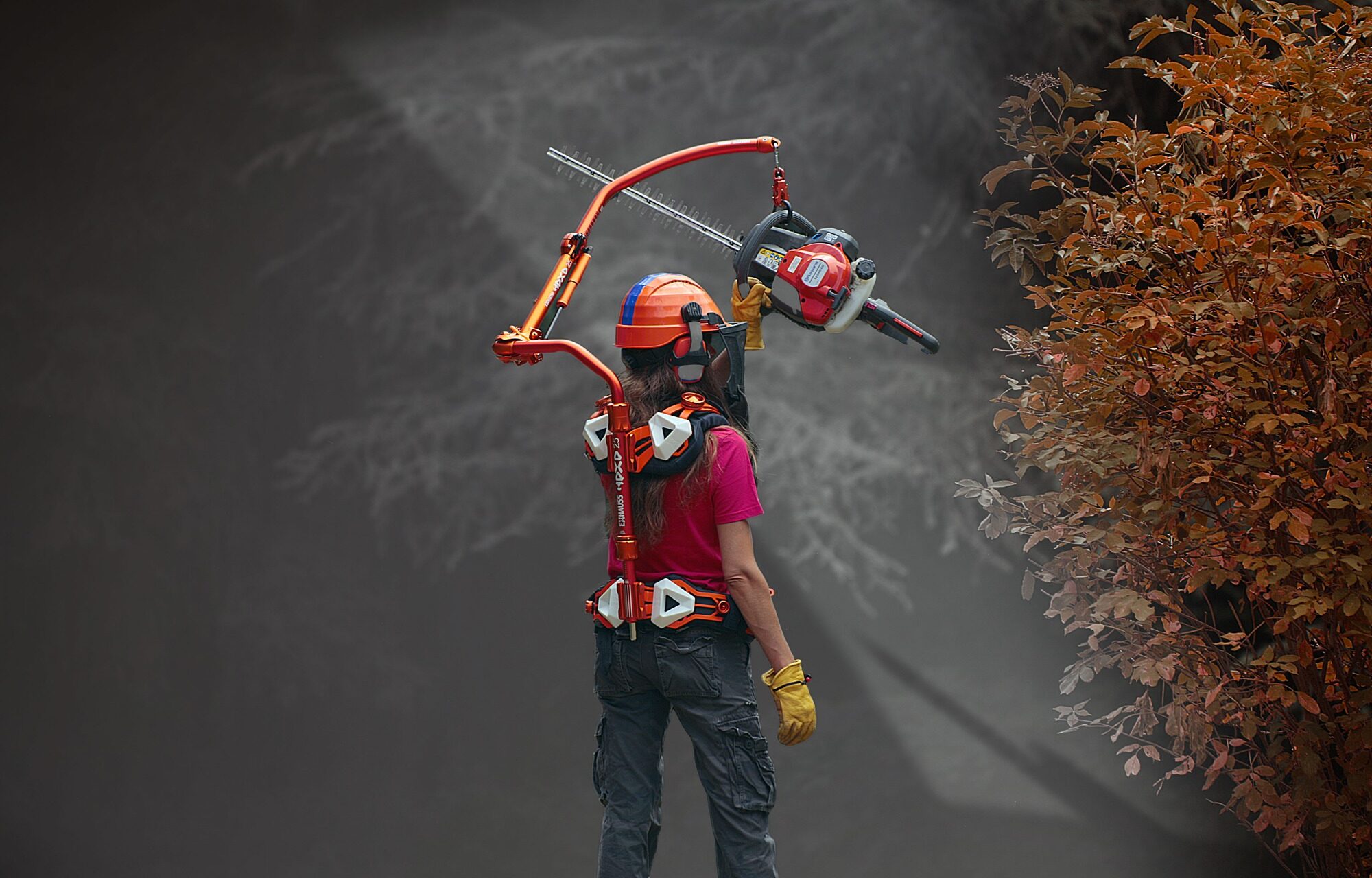 Exoskelet van Exhauss ontlast armen bij heggen scheren | Tuin en Park Techniek