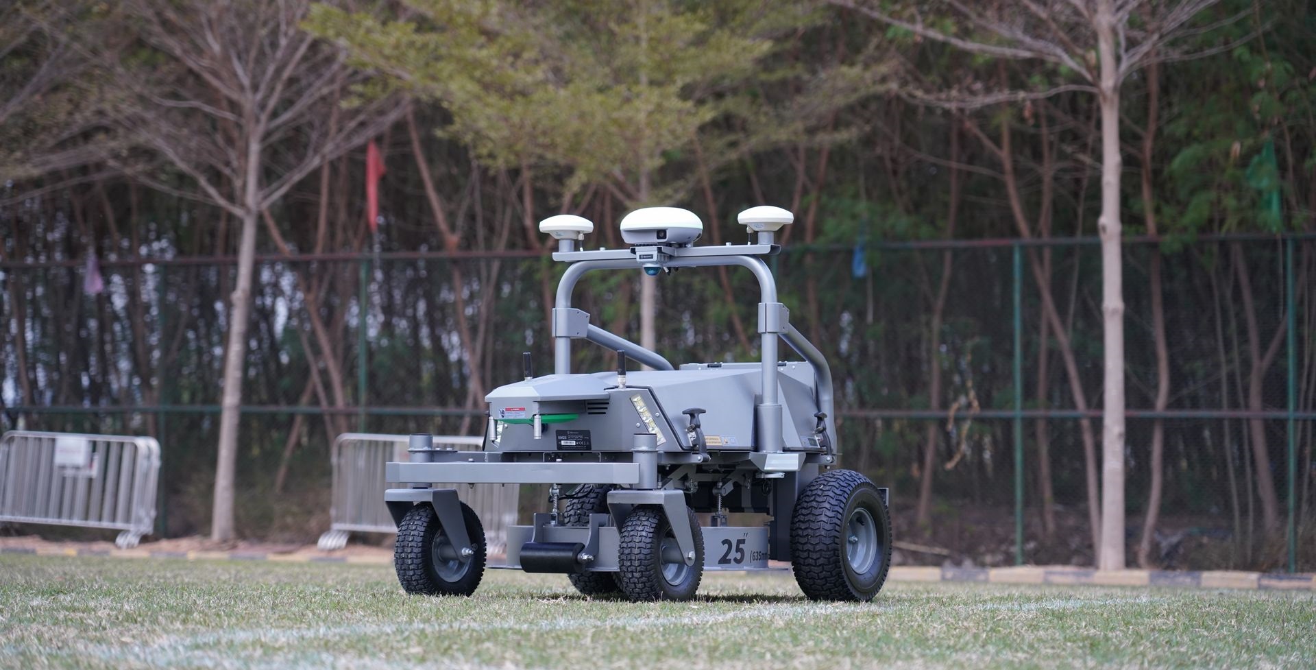 FJ Dynamics-maairobot voor grote grasvelden en sportvelden | Tuin en Park Techniek