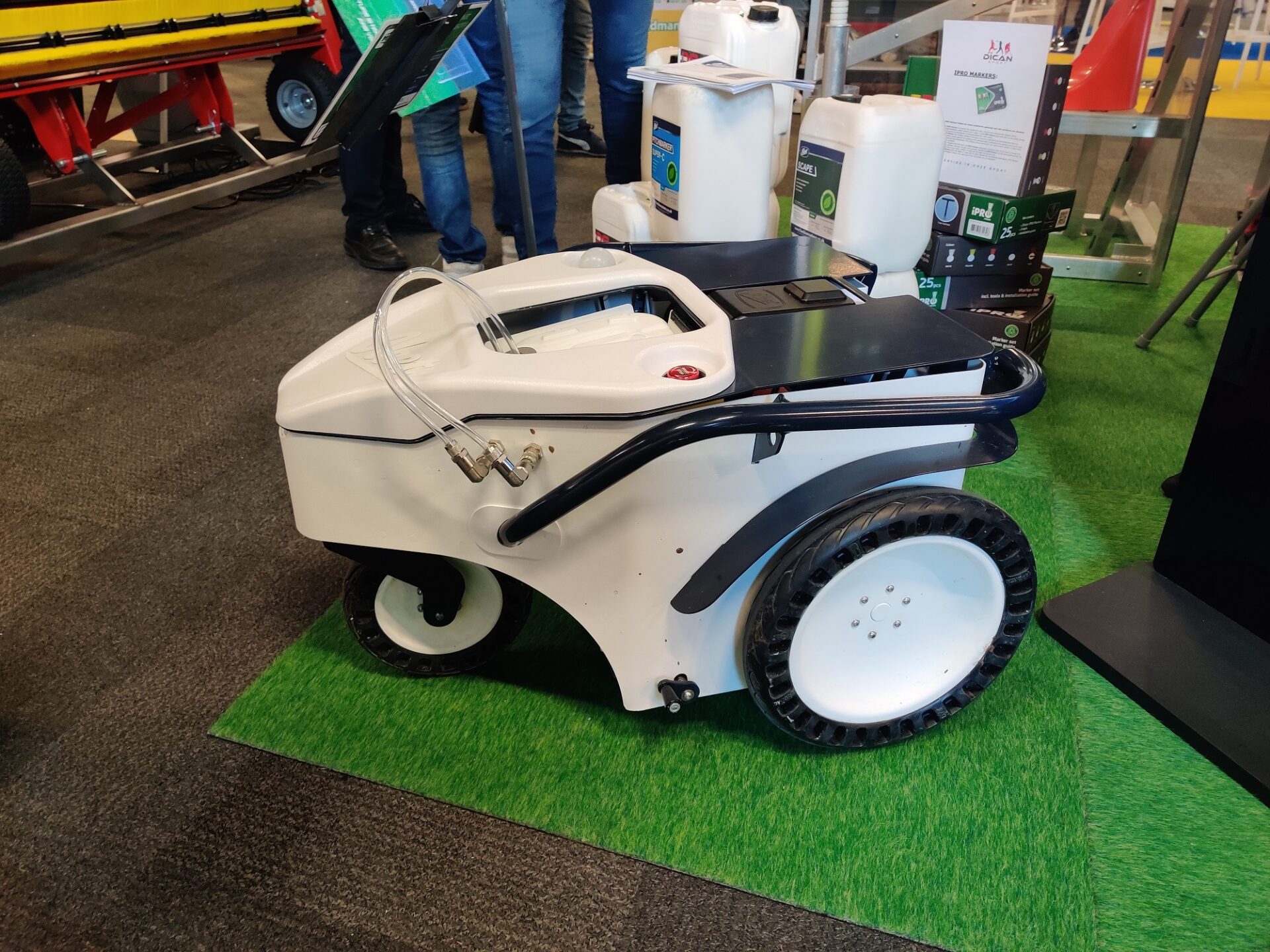 Fleet ontwikkelt belijningsrobot voor sportvelden | Tuin en Park Techniek