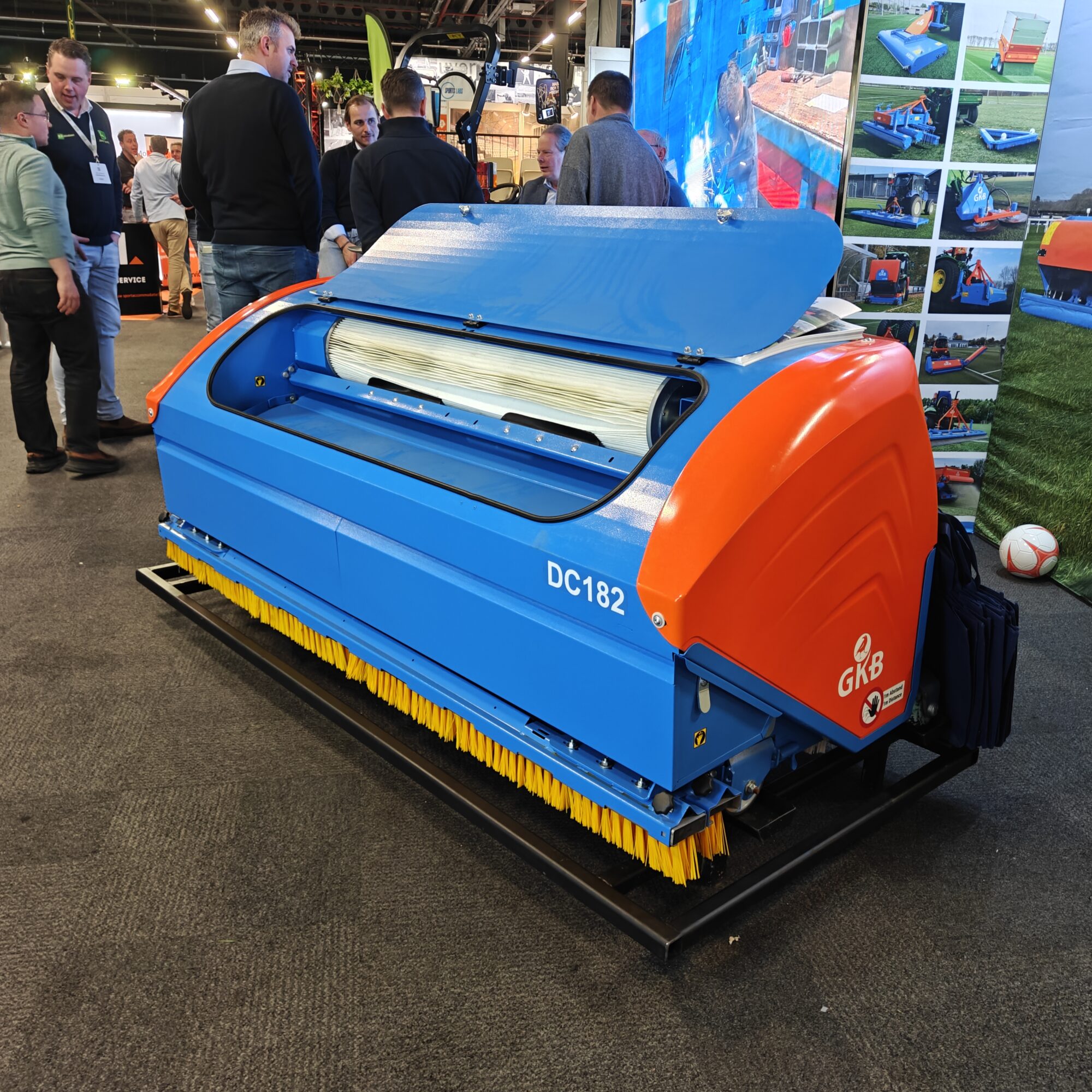 GKB Machines presenteert lichtere opvolger van Deep Clean-kunstgrasreiniger | Tuin en Park Techniek