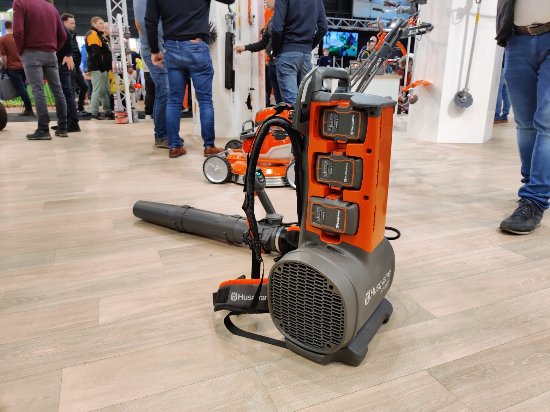 Groene Sector: Nieuw topmodel accubladblazer van Husqvarna | Tuin en Park Techniek