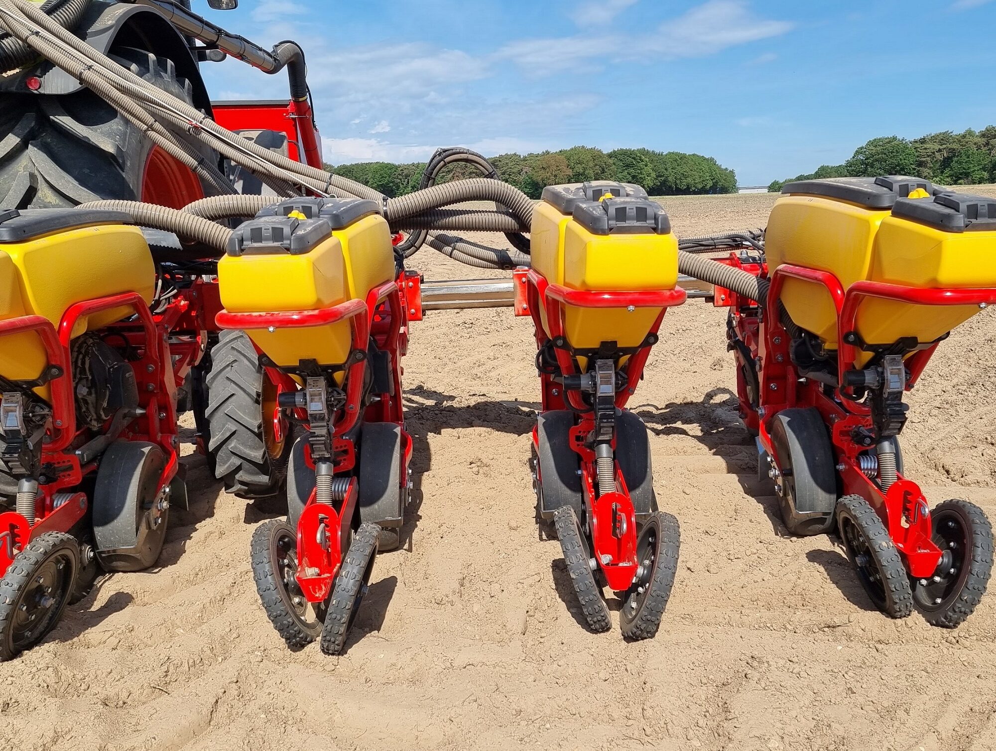 Homburg bouwt Väderstad maiszaaier met 12 rijen op 75 cm | LandbouwMechanisatie