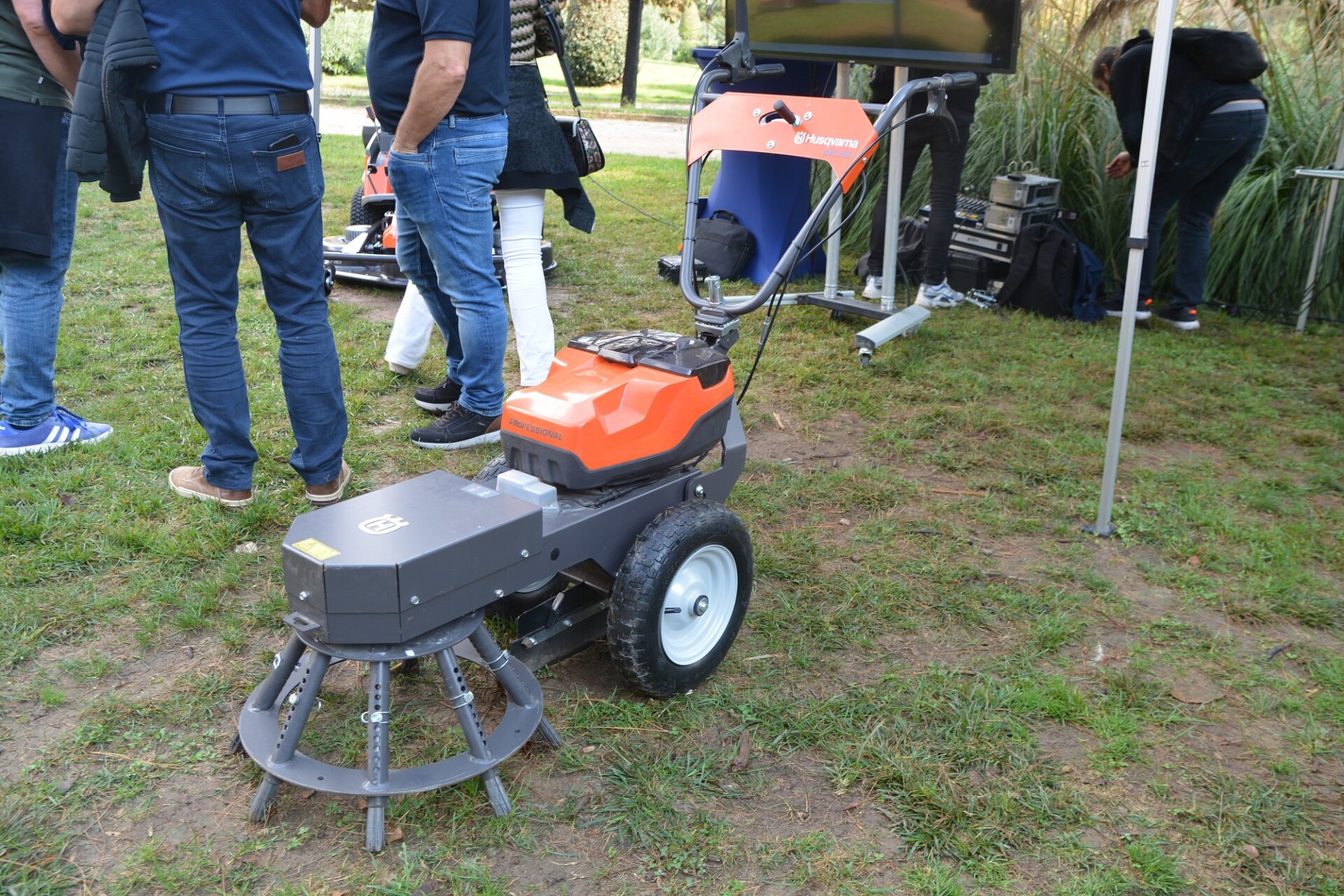 Husqvarna ontwikkelt elektrisch aangedreven onkruidborstel | Tuin en Park Techniek
