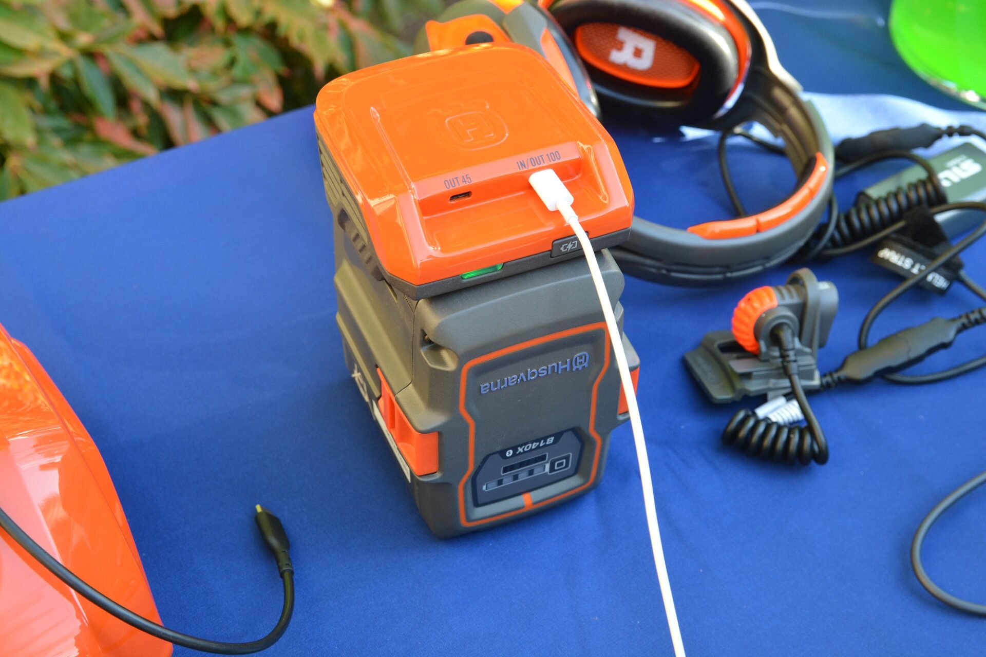 Husqvarna USB150X: powerbank en oplader in één | Tuin en Park Techniek