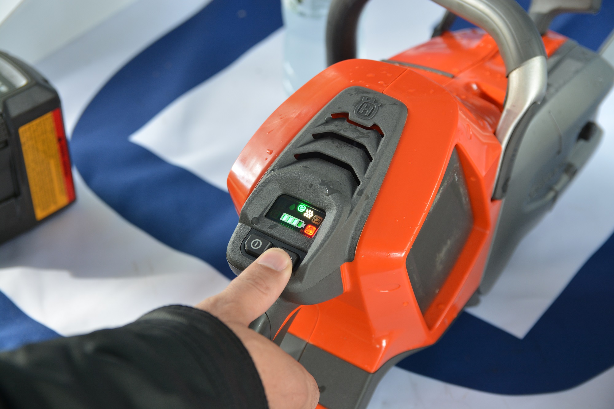 Husqvarna voorziet accukettingzagen van oliesensor en handgreepverwarming | Tuin en Park Techniek