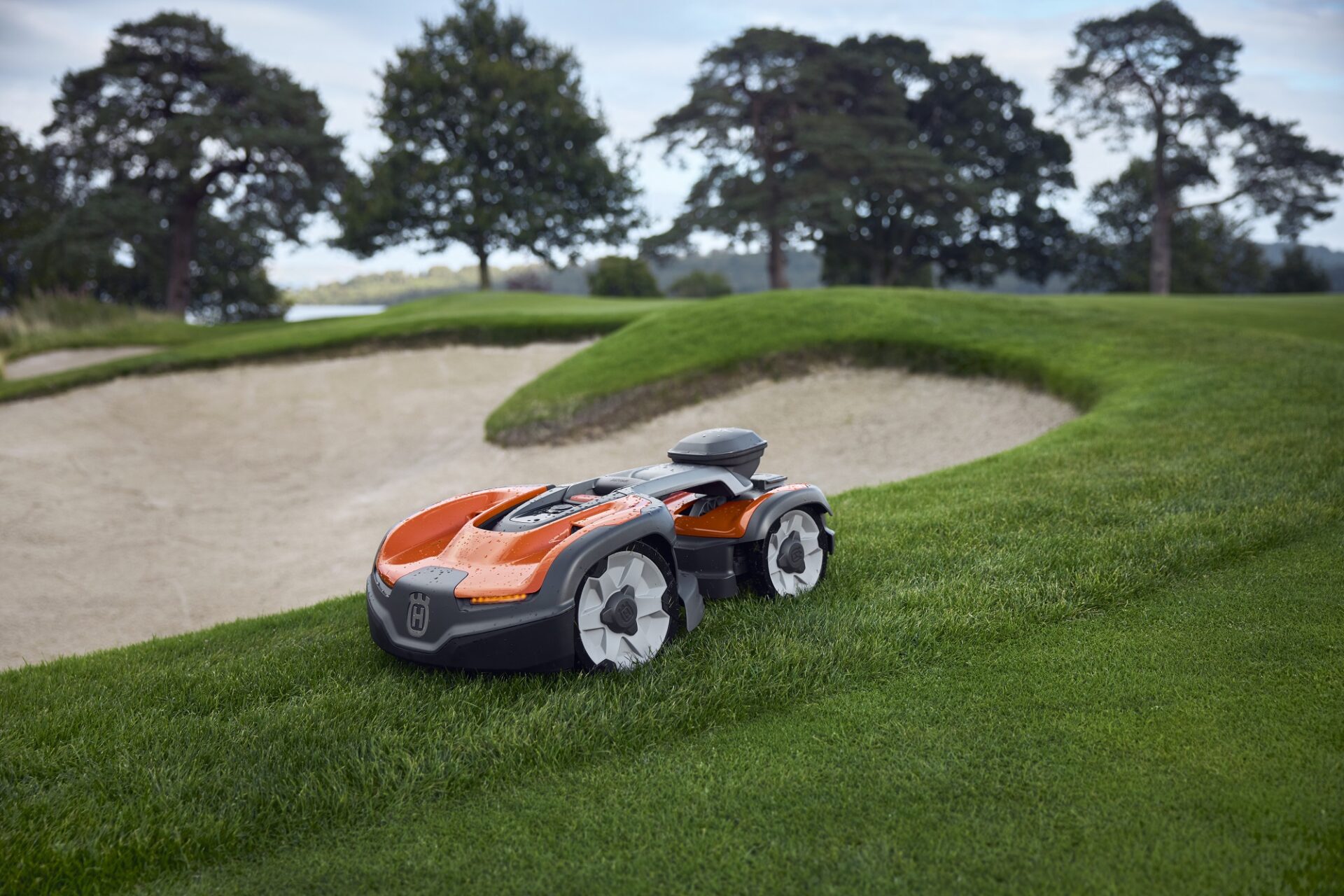 Husqvarna voorziet Automower 535 AWD van gps-besturing | Tuin en Park Techniek