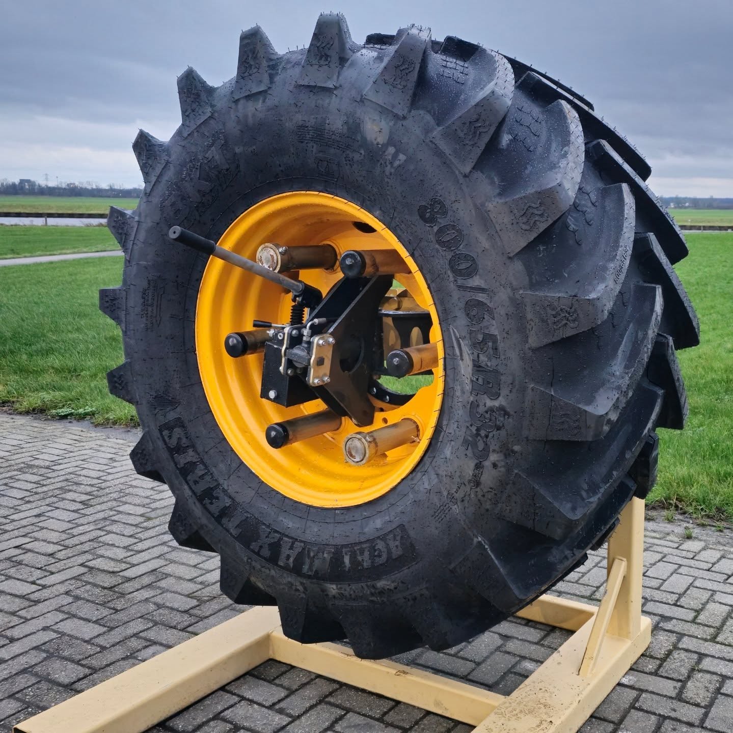 Ierse verstelvelgen voor op de shovel | Veehouderij Techniek