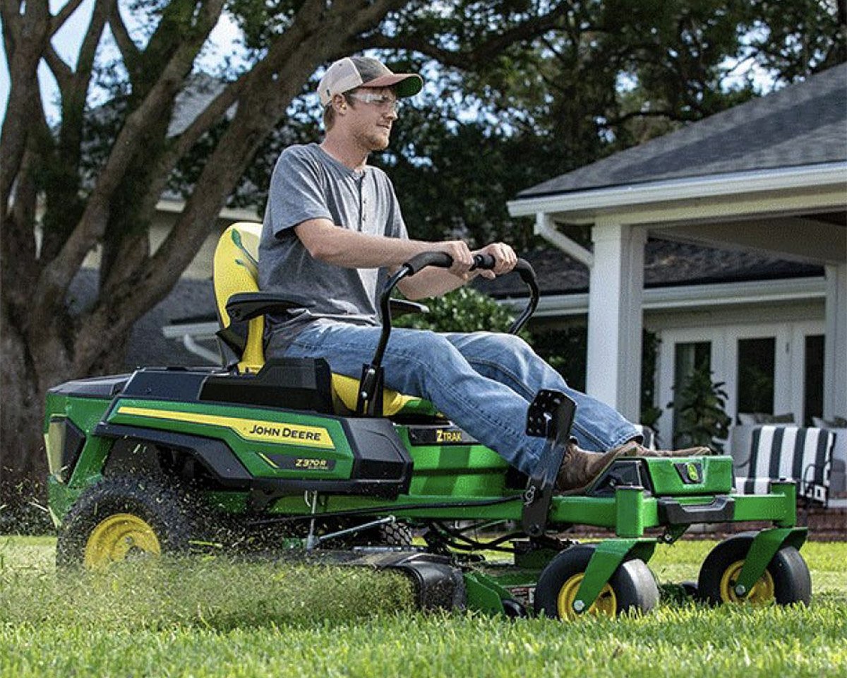 John Deere introduceert elektrische zeroturnmaaier | Tuin en Park Techniek