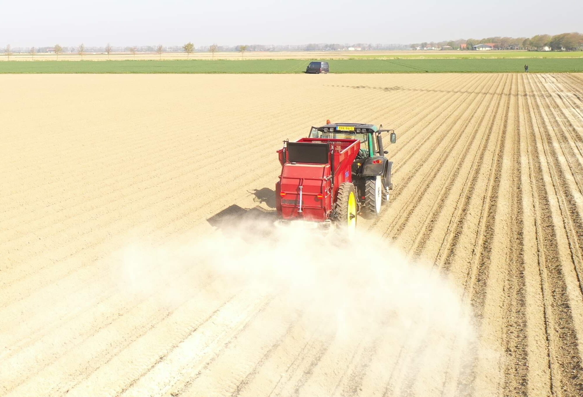 Kleine Lemac meststrooier uit de Noordoostpolder | LandbouwMechanisatie