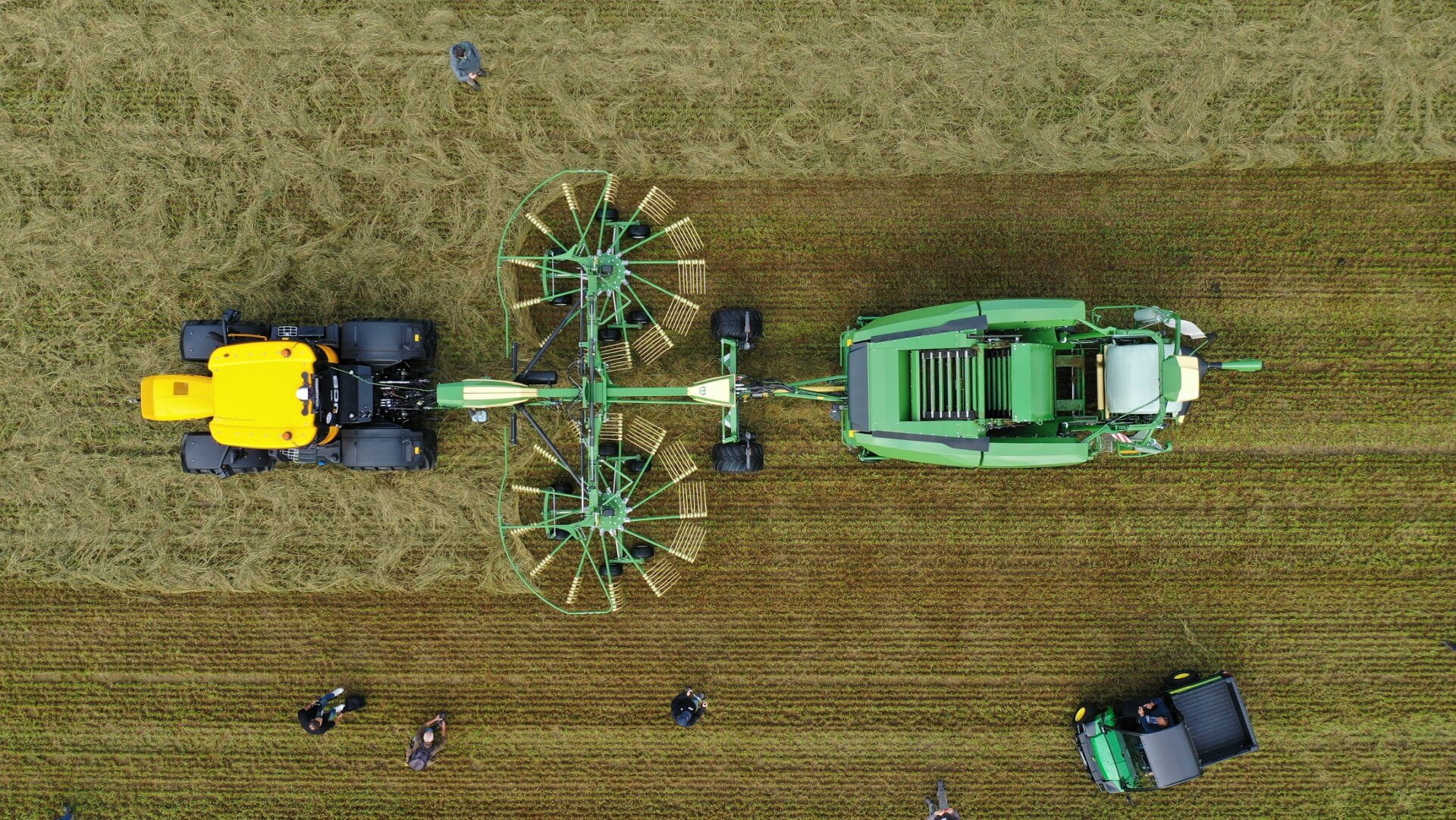 Krone balentrein harkt en perst in een werkgang | Veehouderij Techniek