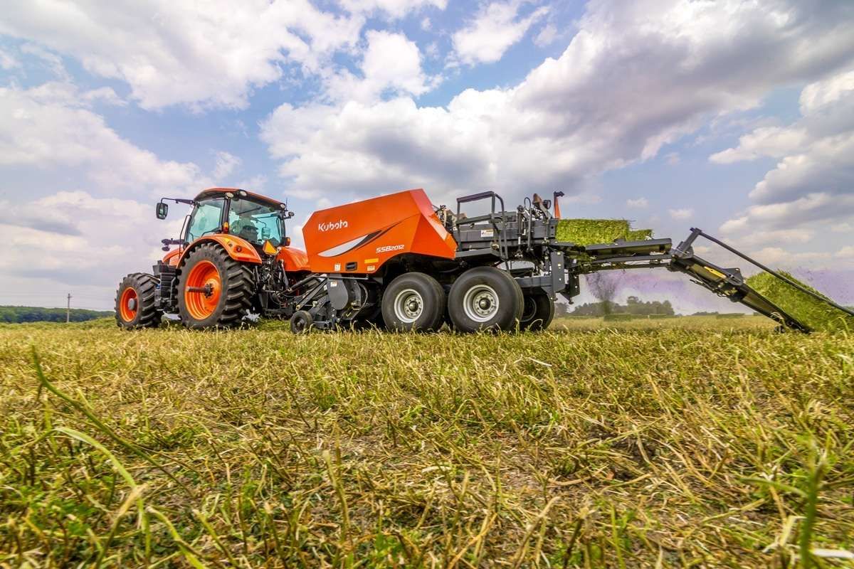 Kubota perst twee balen tegelijk | Veehouderij Techniek