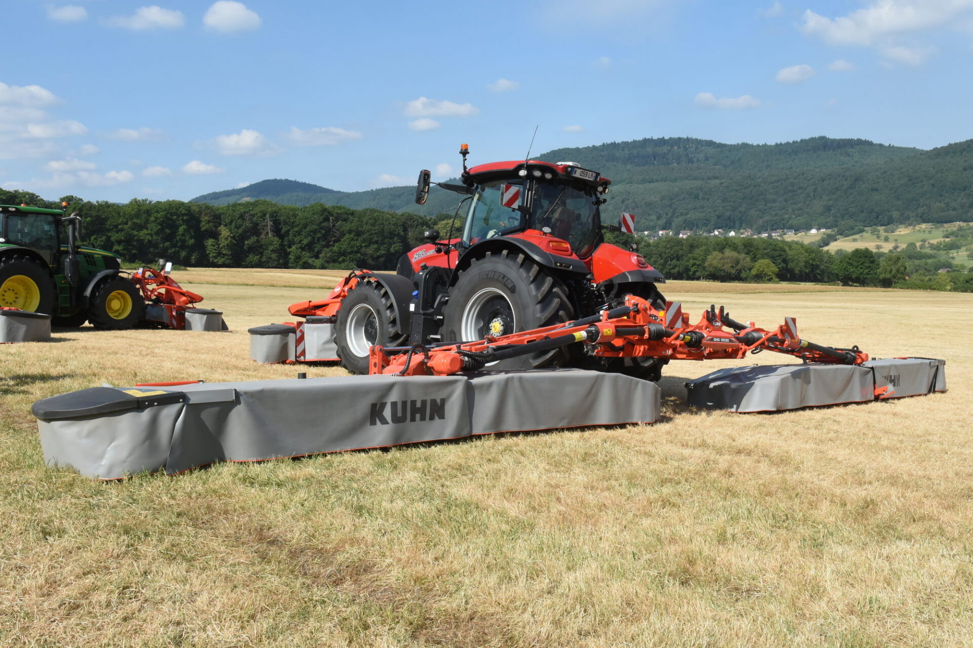 Kuhn maait 14,50 meter breed met gedragen vlindermaaier | Veehouderij Techniek
