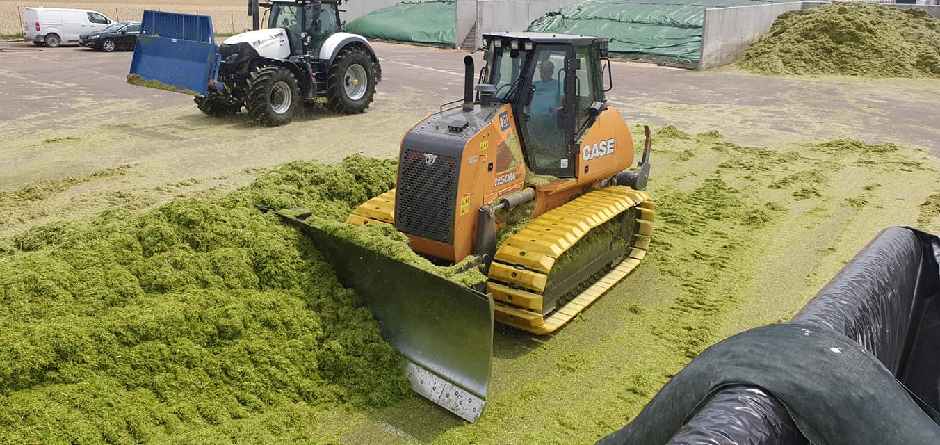 Kuil aanrijden met bulldozer | Veehouderij Techniek
