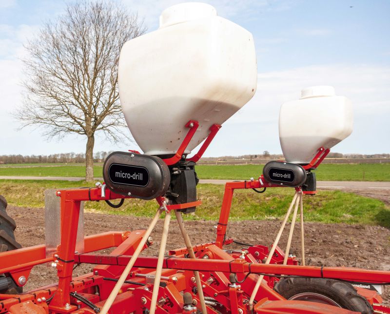 Kverneland microgranulaat verdeler op bietenzaaier | LandbouwMechanisatie