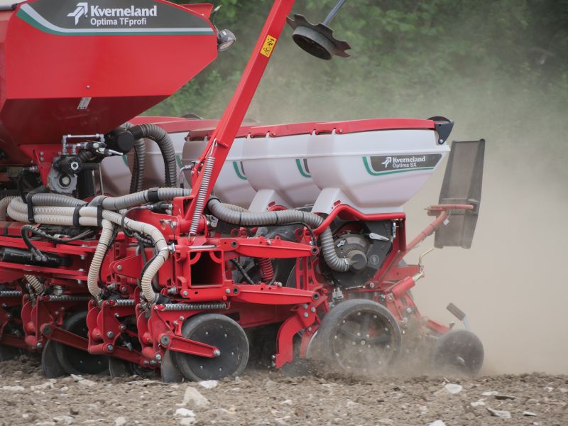 Kverneland Pudama brengt kunstmest direct bij maiszaad | LandbouwMechanisatie