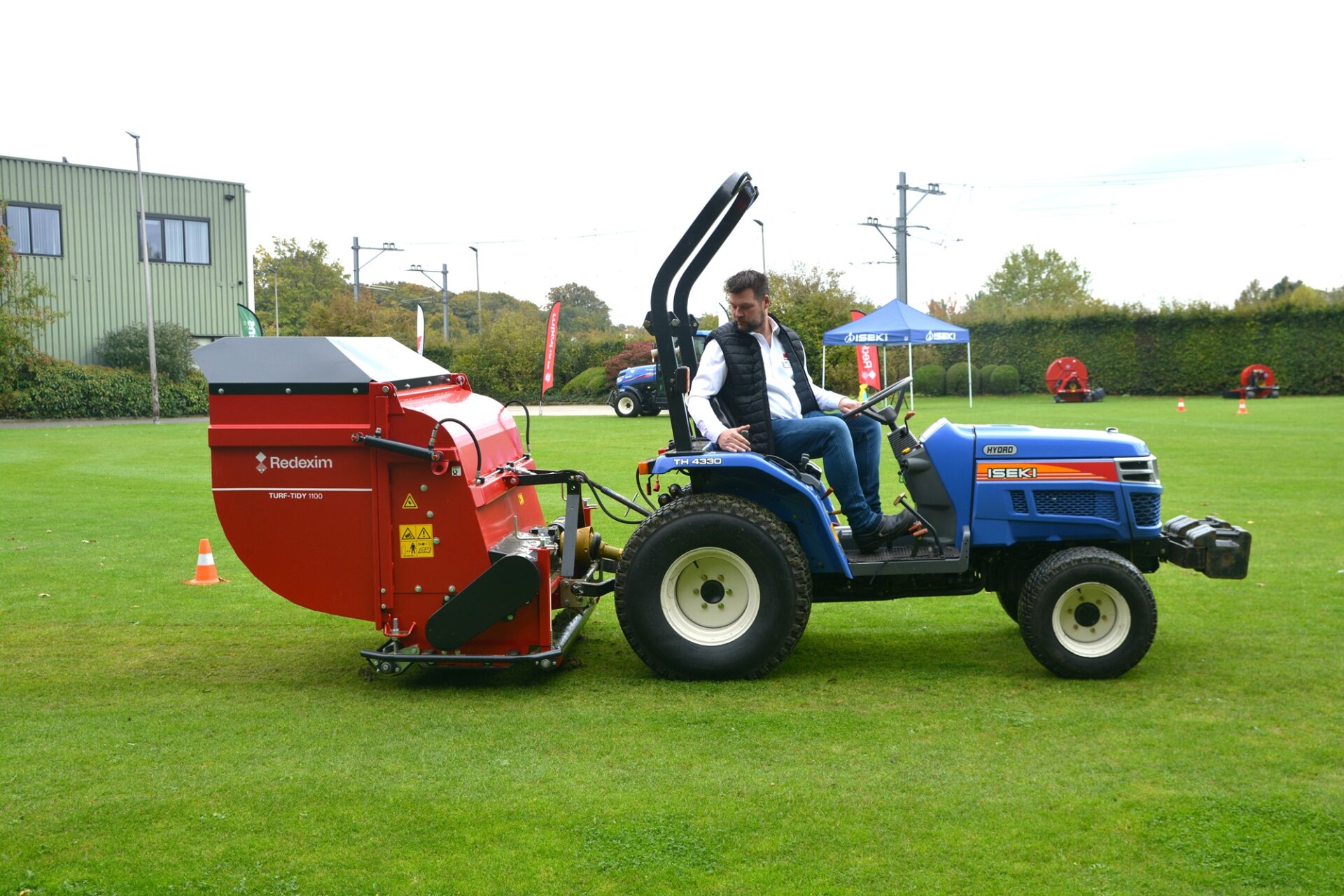 Maaien en verticuteren met nieuwe Redexim Turf-Tidy 1100 | Tuin en Park Techniek