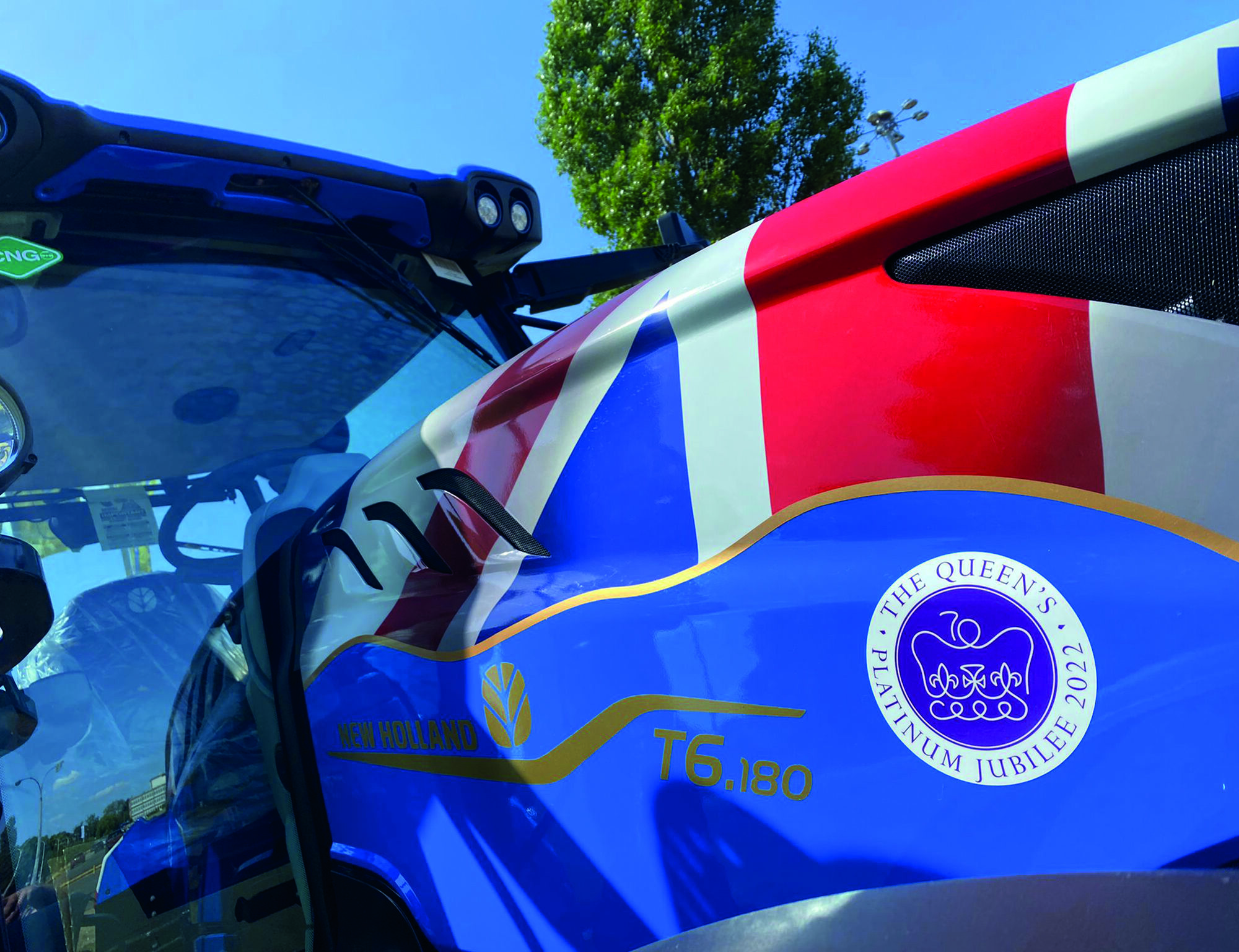 New Holland T6.180 methaantrekker in de kleuren van de Britse vlag | LandbouwMechanisatie
