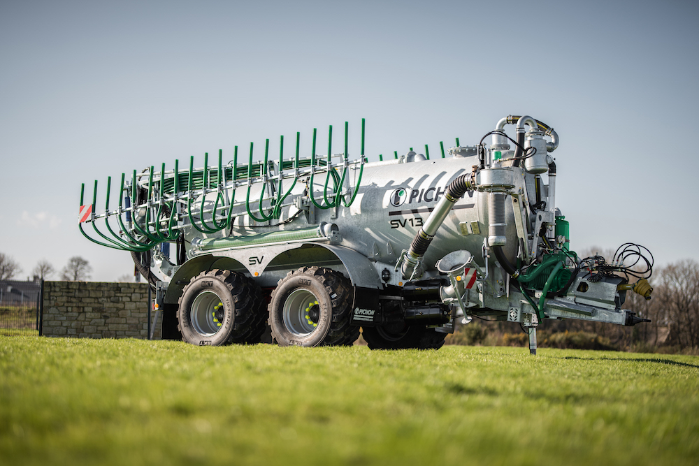 Nieuwe 13,5 kuub mesttank van Pichon | Veehouderij Techniek