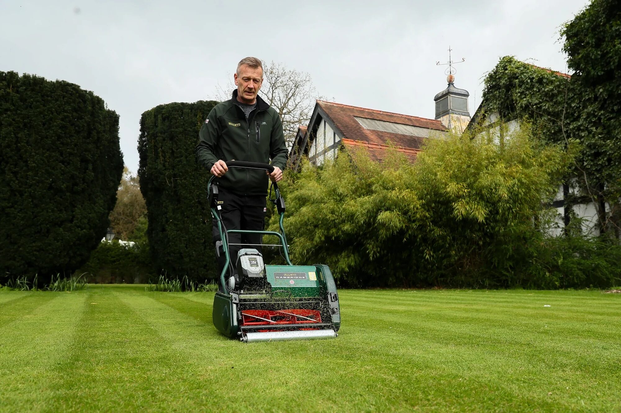 Nieuwe Allett-accukooimaaier voor kleine gazons | Tuin en Park Techniek