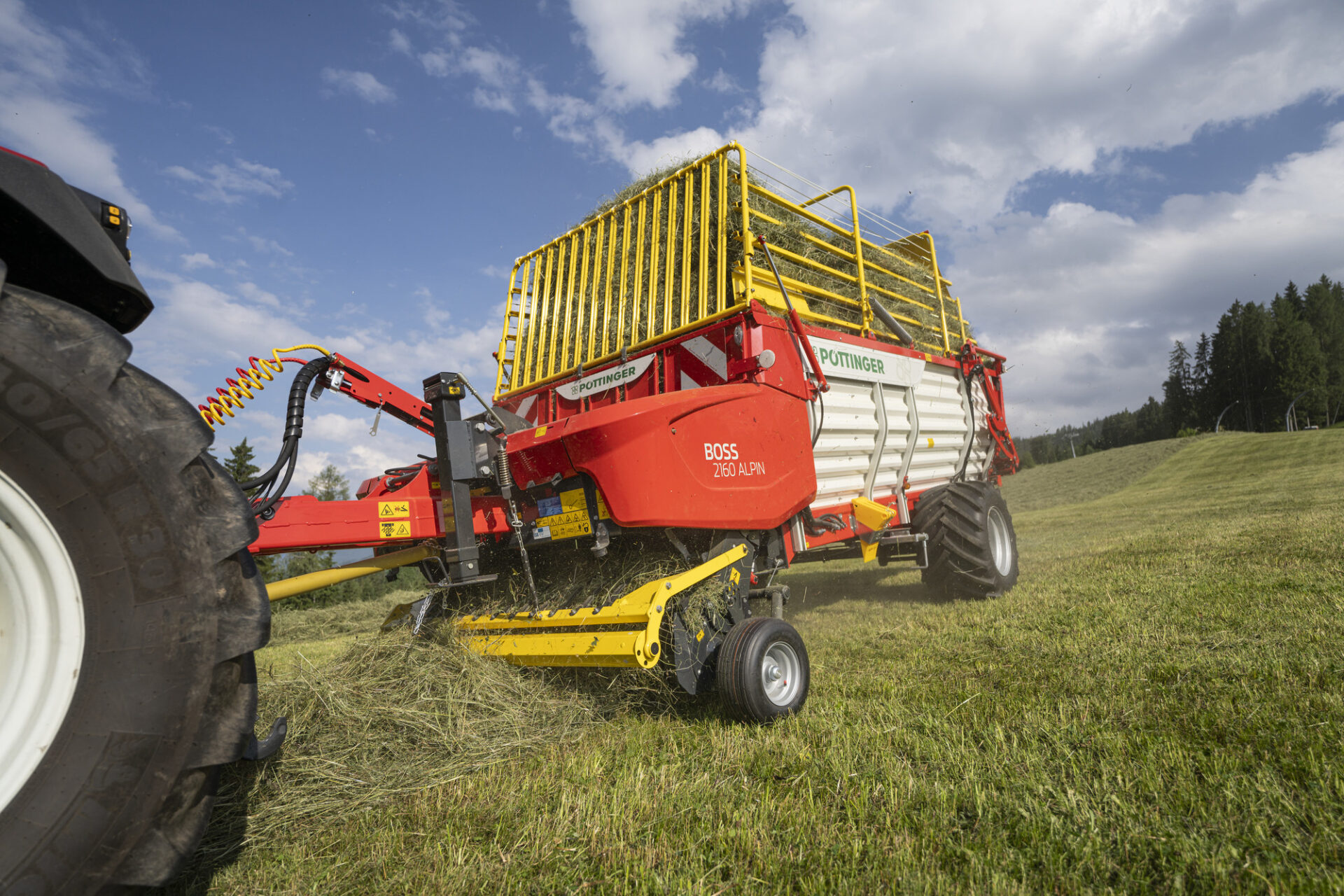 Nieuwe Boss 2000 Alpin opraapwagens van Pöttinger | Veehouderij Techniek
