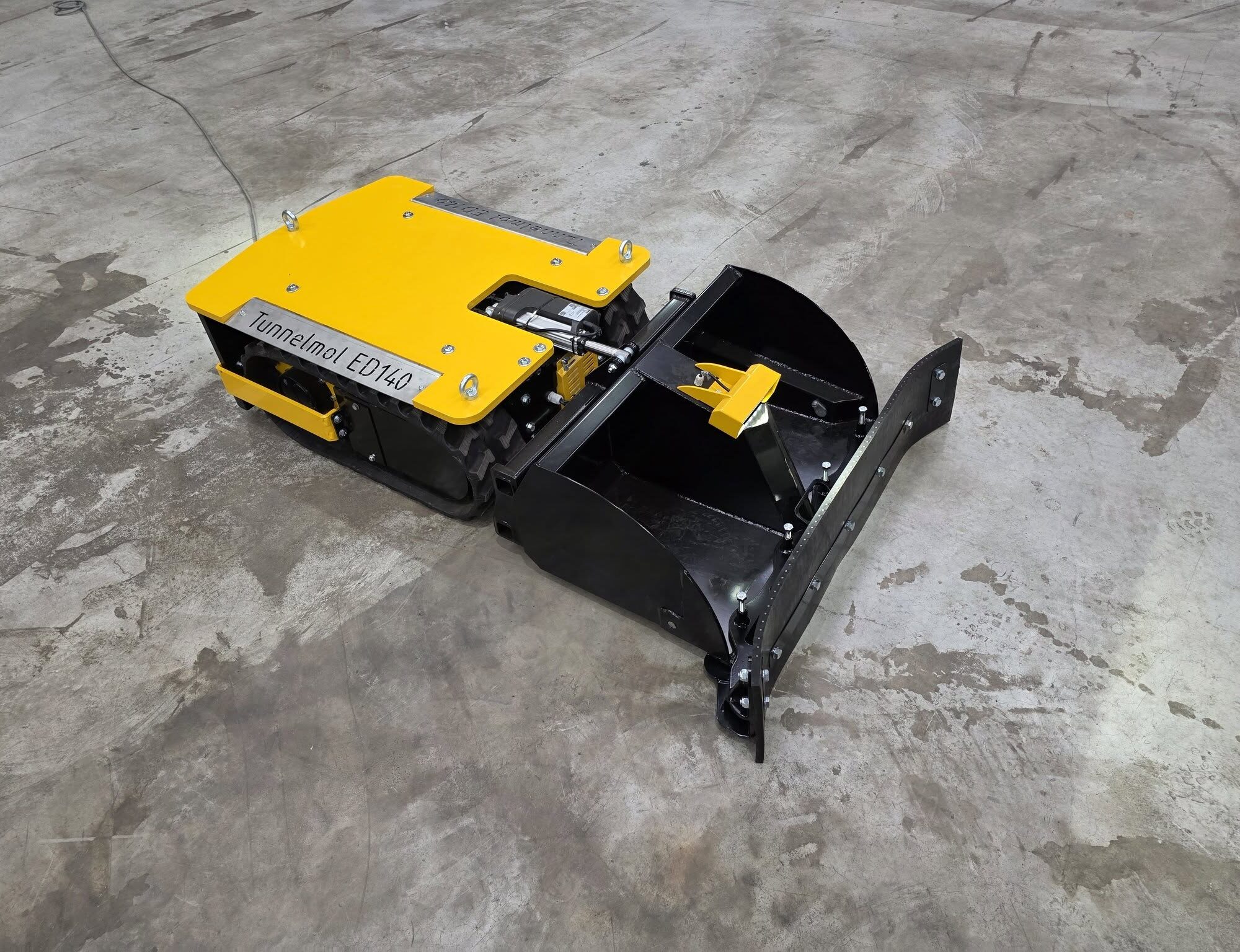 Nieuwe elektrische Tunnelmol voor schoonmaken ventilatiekanalen in bewaring | LandbouwMechanisatie