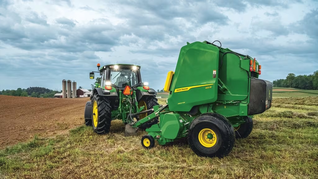 Nieuwe John Deere rondebalenpers meet realtime gewicht en vochtgehalte | Veehouderij Techniek