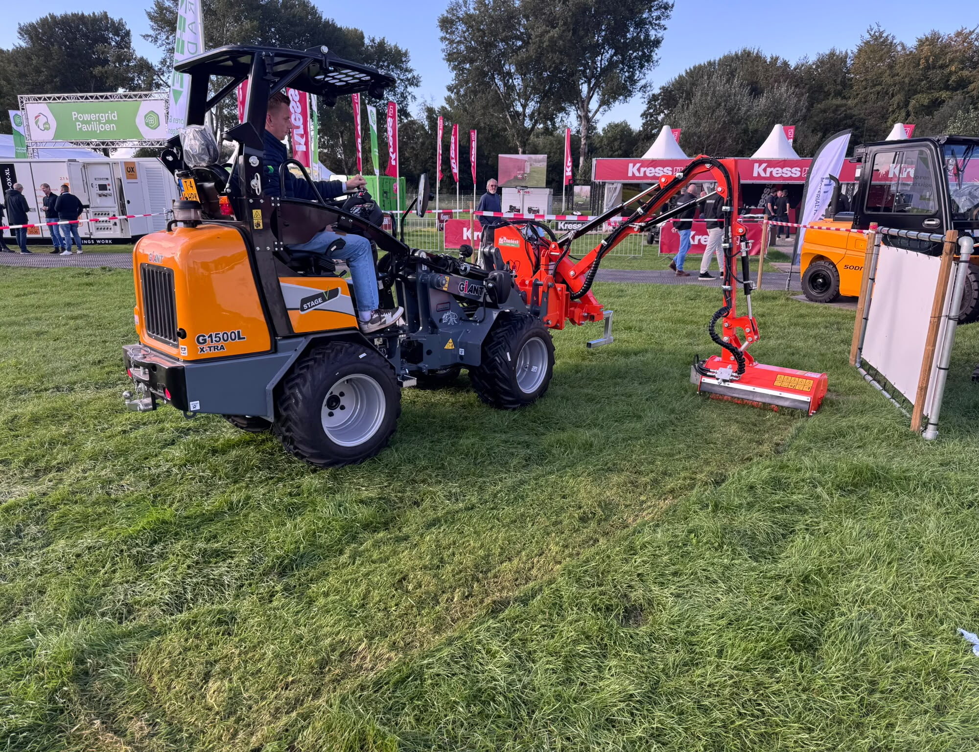 Nieuwe maaiarm van Rinieri voor minishovels | Tuin en Park Techniek