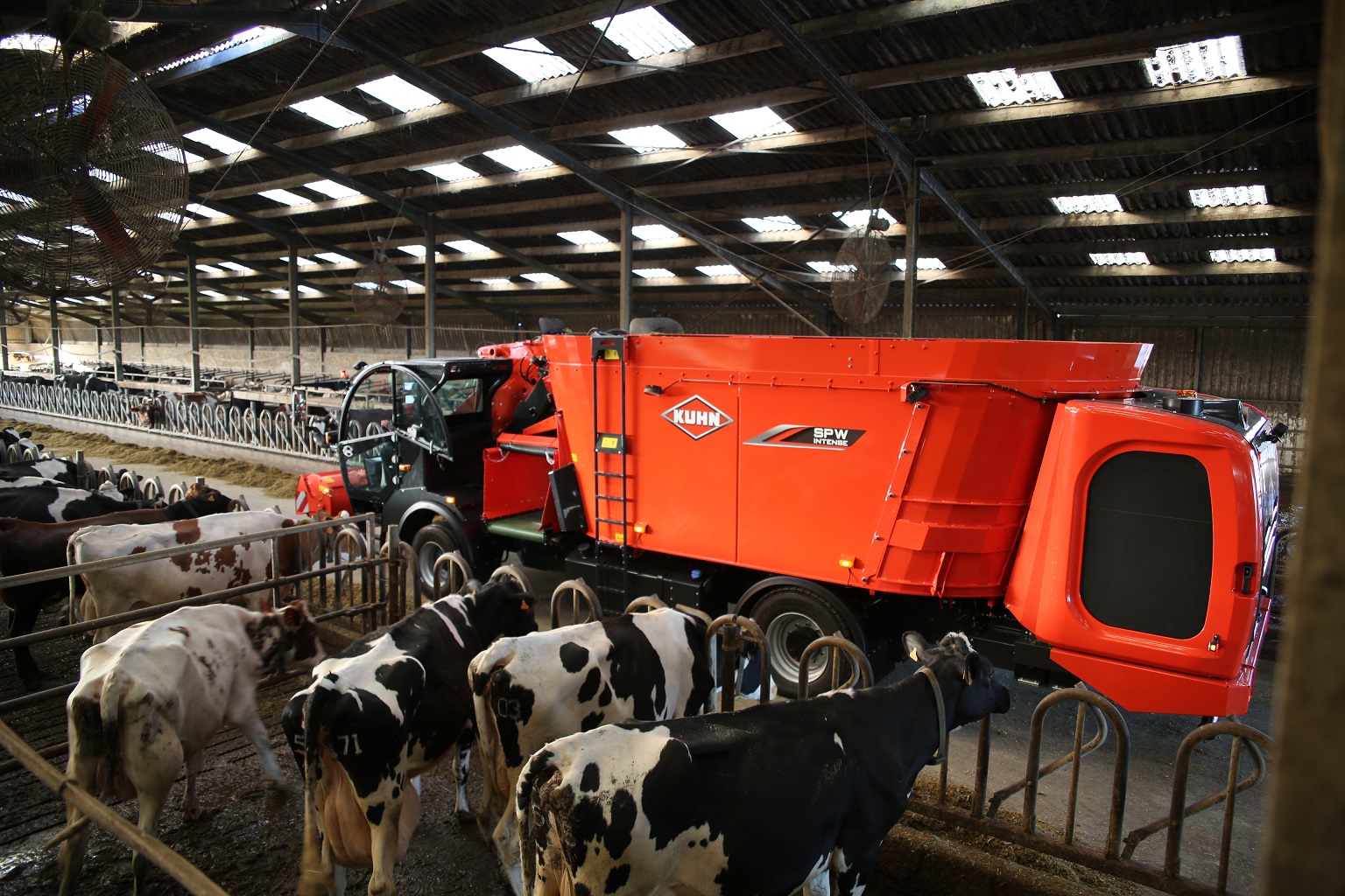 Nieuwe motor voor zelfrijdende voermengwagens Kuhn | Veehouderij Techniek